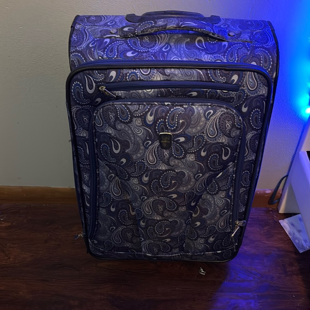 i’m seeking. suit case make up has spilled in it but it can be cleaned out